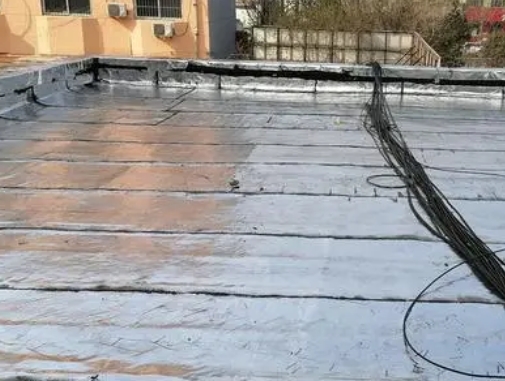 临泽卫生间漏水维修公司分享下临泽屋面楼顶防水刚性防水层施工要点。
